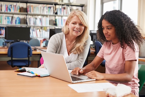 Students learn the basics of AI as they weigh its use in their future careers