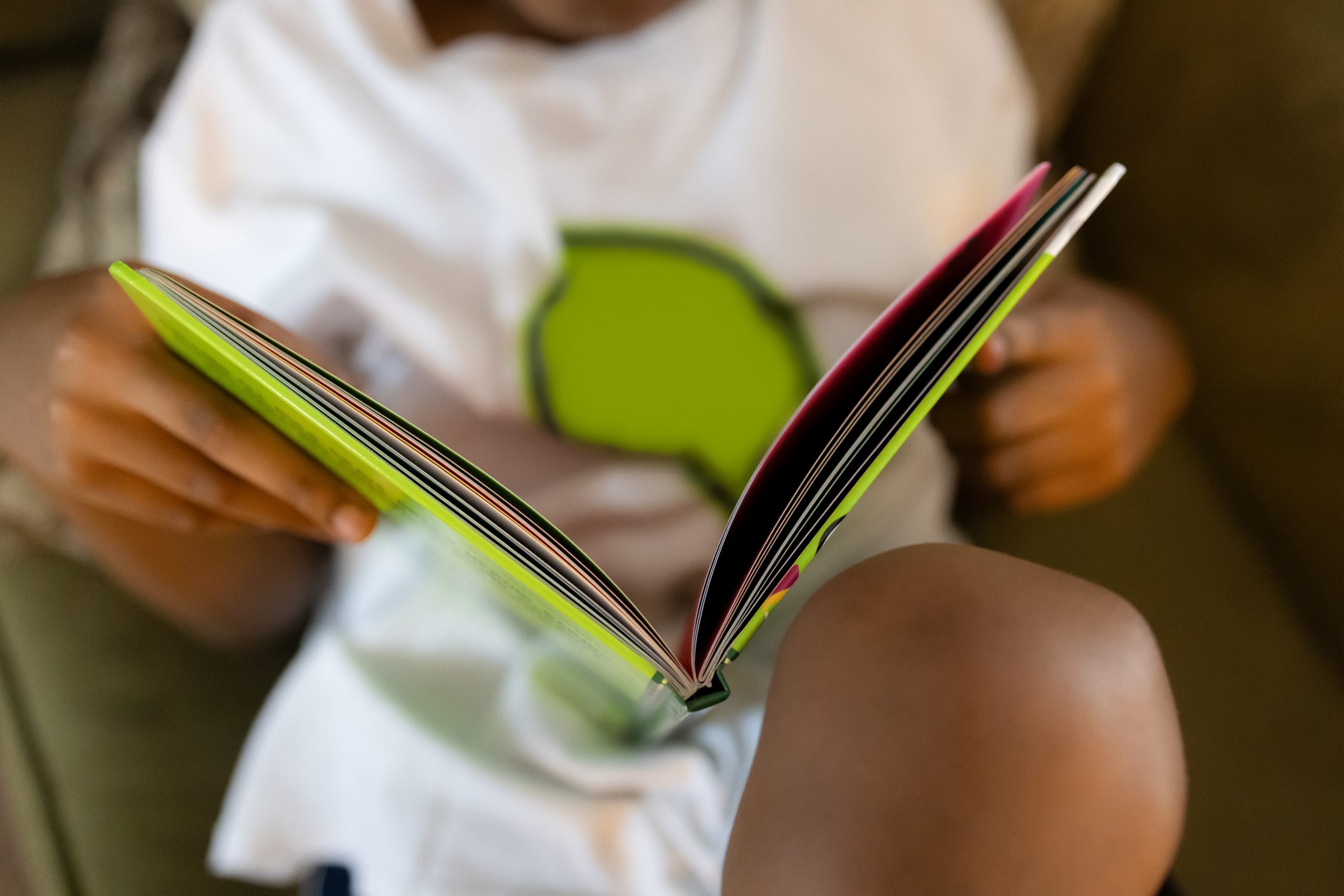What happens to reading comprehension when students focus on the main idea