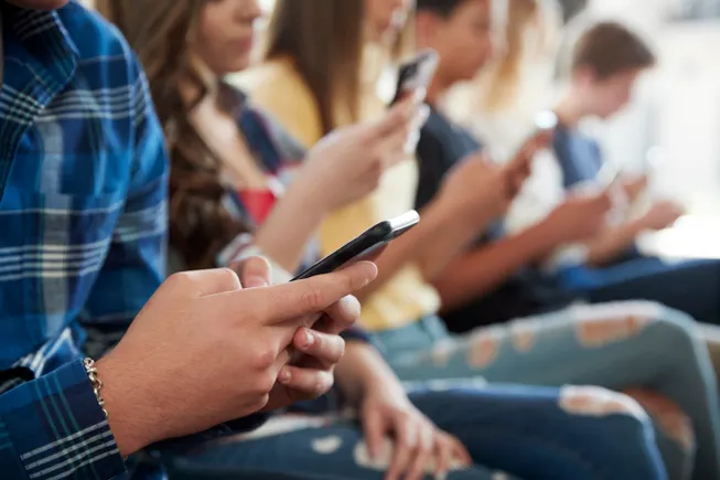 Virginia enacts ban on school cellphone use, limits on social media
