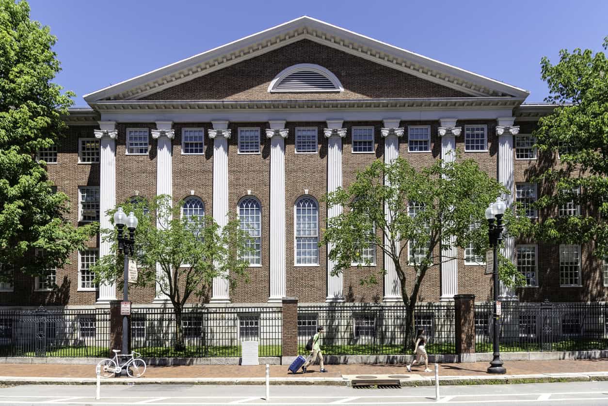 Alumni urge Harvard not to “give in” amid settlement rumours