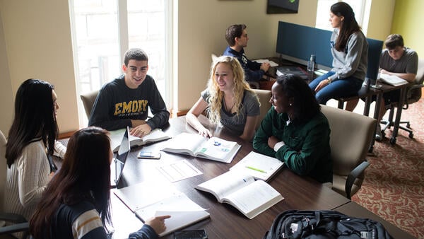 Peer Mentors Help Students Navigate Health Graduate Programs
