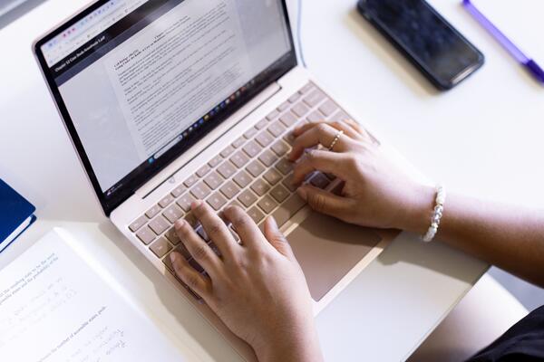 Online Course Gives College Students a Foundation on GenAI