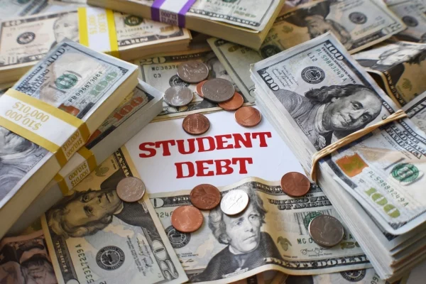 Survey Warns of Student Debt “Default Cliff”
